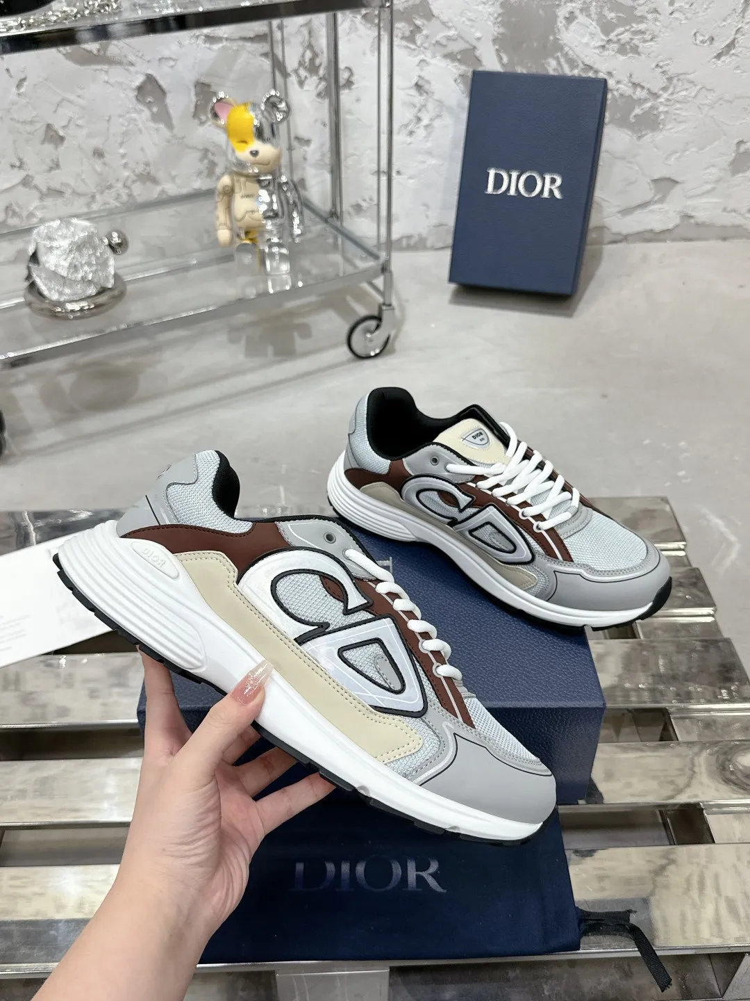 Men's men's shoes 💰600❤️❤️❤️High version Dior Dior's latest color matching B30 series reflective dad sneakers original 17380💰 purchased for development and production Brand new B30 sneakers Dad Shoes style shoes that follow the trend of the retro market The Dior logo on the tongue also indicates that this pair of shoes is the B30 model! B30 uses fine-textured leather and mesh cloth materials to form a shoe body. There are conspicuous letters CD on both sides of the shoe body to indicate identity. Many lines on the shoe body outline details to make the shoes look less monotonous and full of retro flavor. The delivery counter is exquisitely packaged🛍📦 ▪️Fabric: Original customized technical fabric + mesh ▪️Inner lining: Customized breathable lining ▪️Outsole: Original molded IP foam + TPU outsole ▪️Sole thickness: 3.5CM ▪️Size: Women’s size 35-40 / Men’s size 39-46